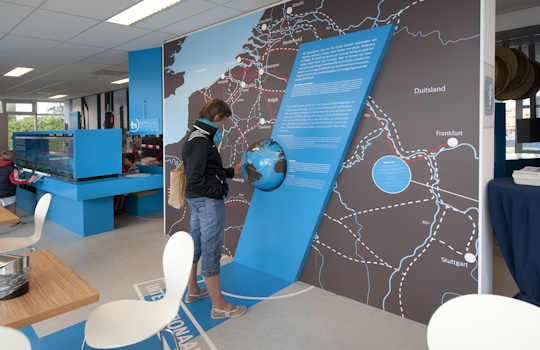 The design of the Info Centre Portaal Van Vlaanderen is an engaging and immersive way to learn about the history and significance of the Terneuzen Canal. Whether you are a sailor, a resident, or simply a curious visitor, you are sure to be captivated by the unique design and the rich history that it celebrates. Exhibition design by Studio Königshausen. 
